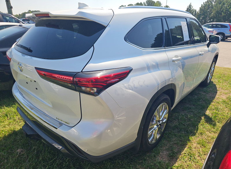 Used 2023 Toyota Highlander Limited FWD video 3