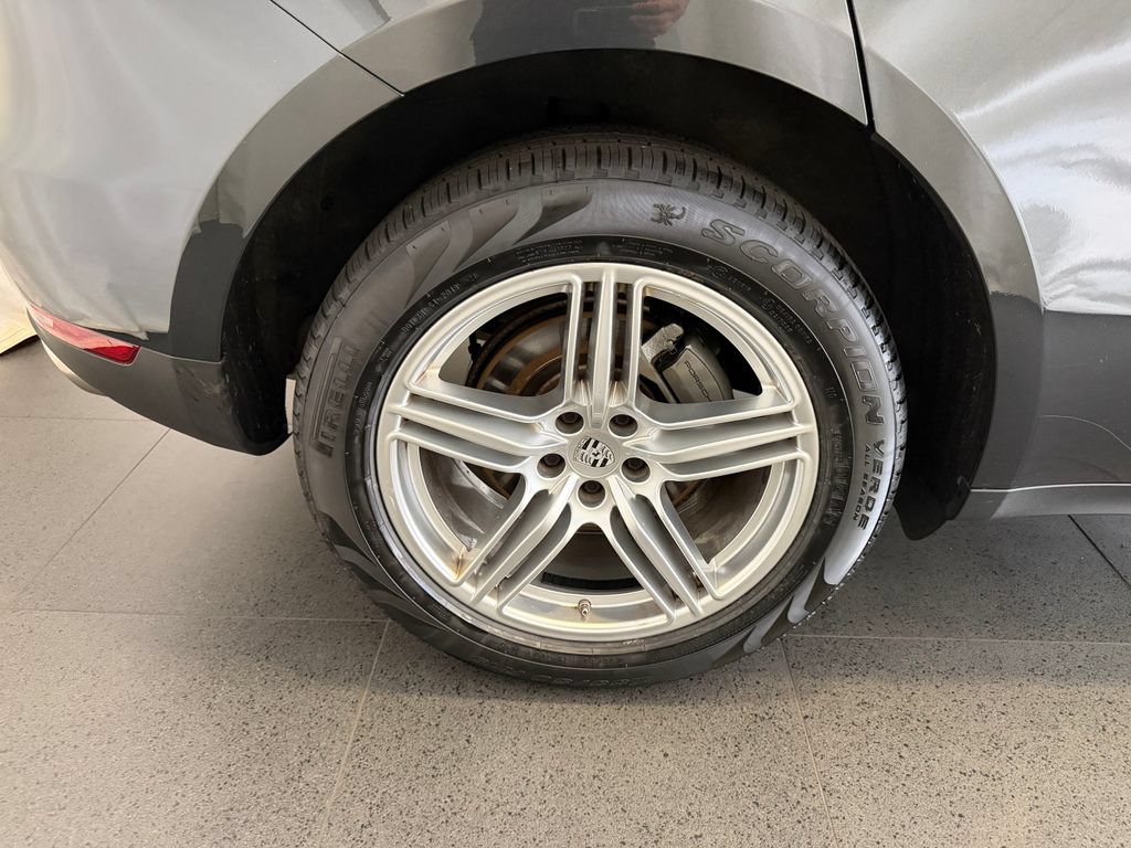 Certified 2021 Porsche Macan S AWD/4WD image 12