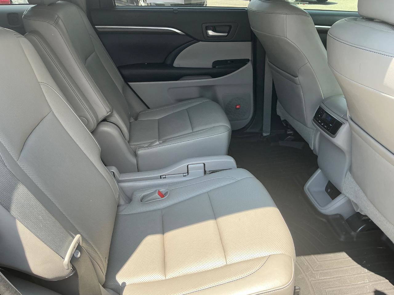 Used 2015 Toyota Highlander Limited w/ Driver Technology Package AWD/4WD image 13