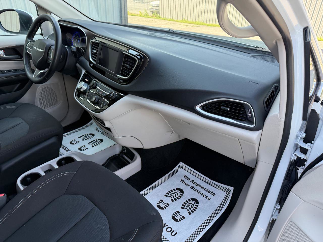 Used 2022 Chrysler Voyager LX FWD image 31