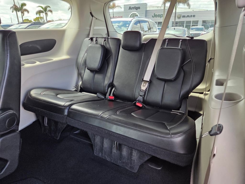 Used 2024 Chrysler Pacifica Touring-L FWD image 18