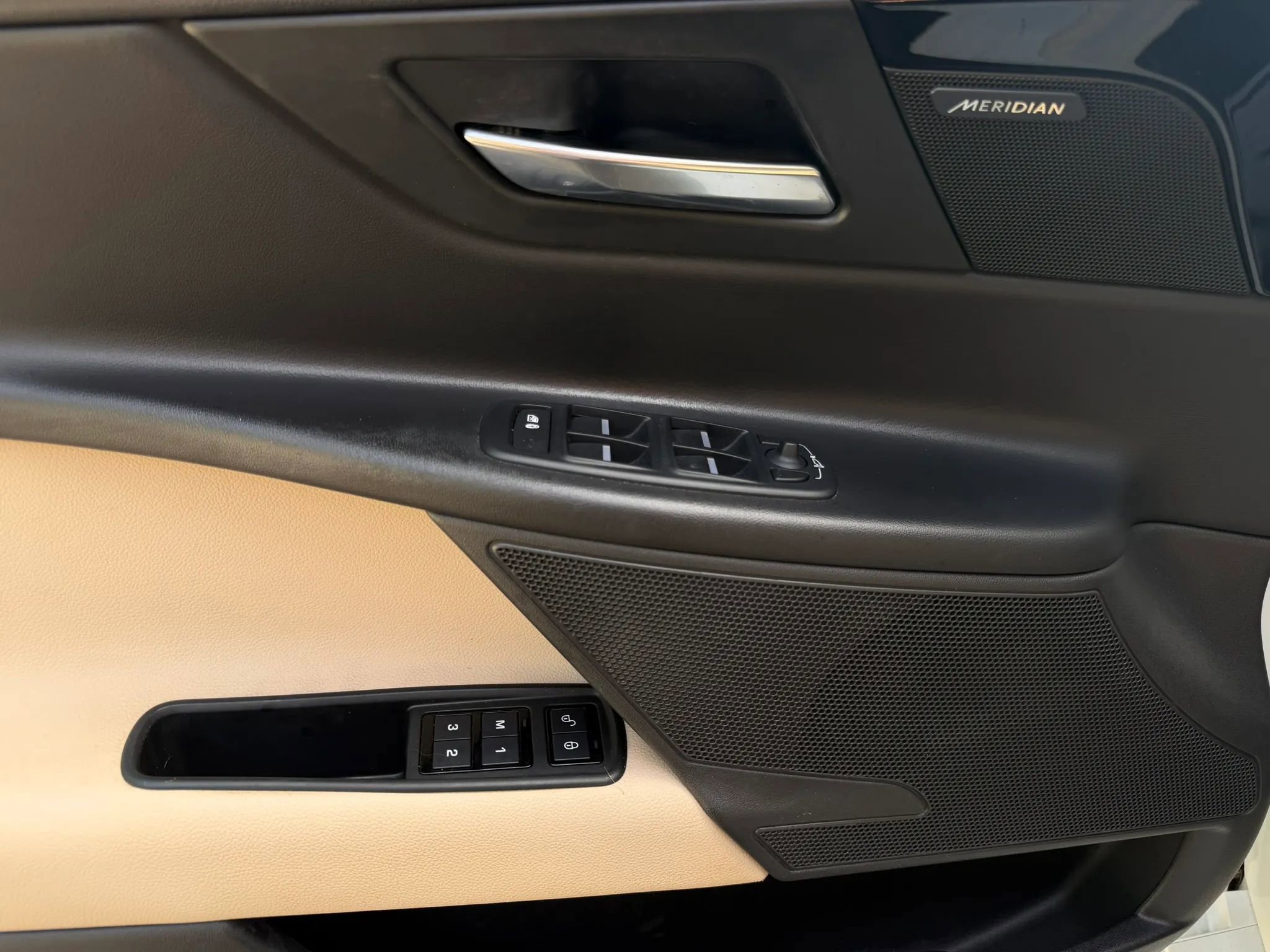 Used 2019 Jaguar XE Premium image 19