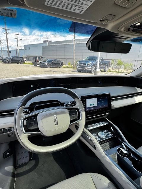 Used 2025 Lincoln Nautilus Premier AWD/4WD image 16