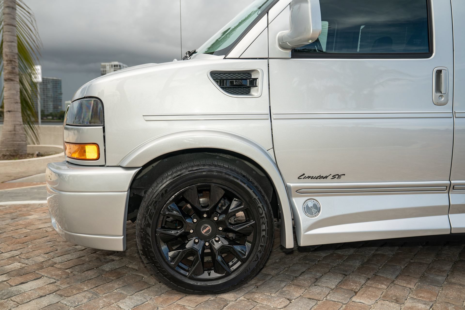 Used 2022 GMC Savana 2500 Extended RWD image 18