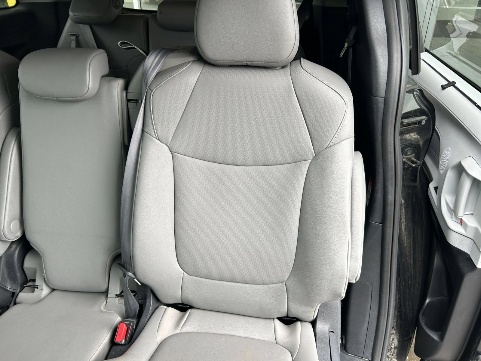 Used 2025 Toyota Sienna XLE FWD image 34