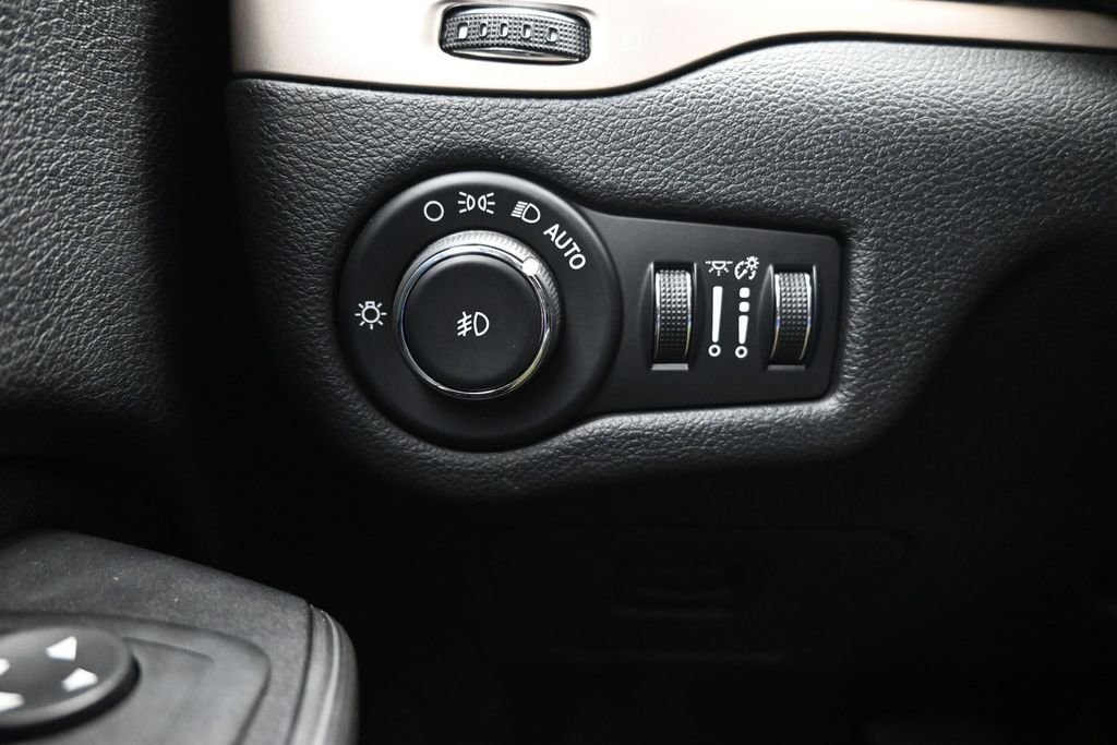 Used 2016 Jeep Cherokee Latitude FWD image 18