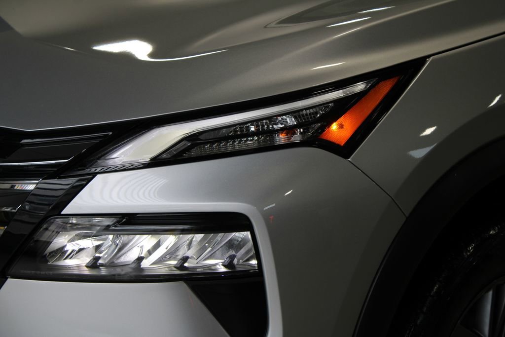 Used 2025 Nissan Rogue S AWD/4WD image 2