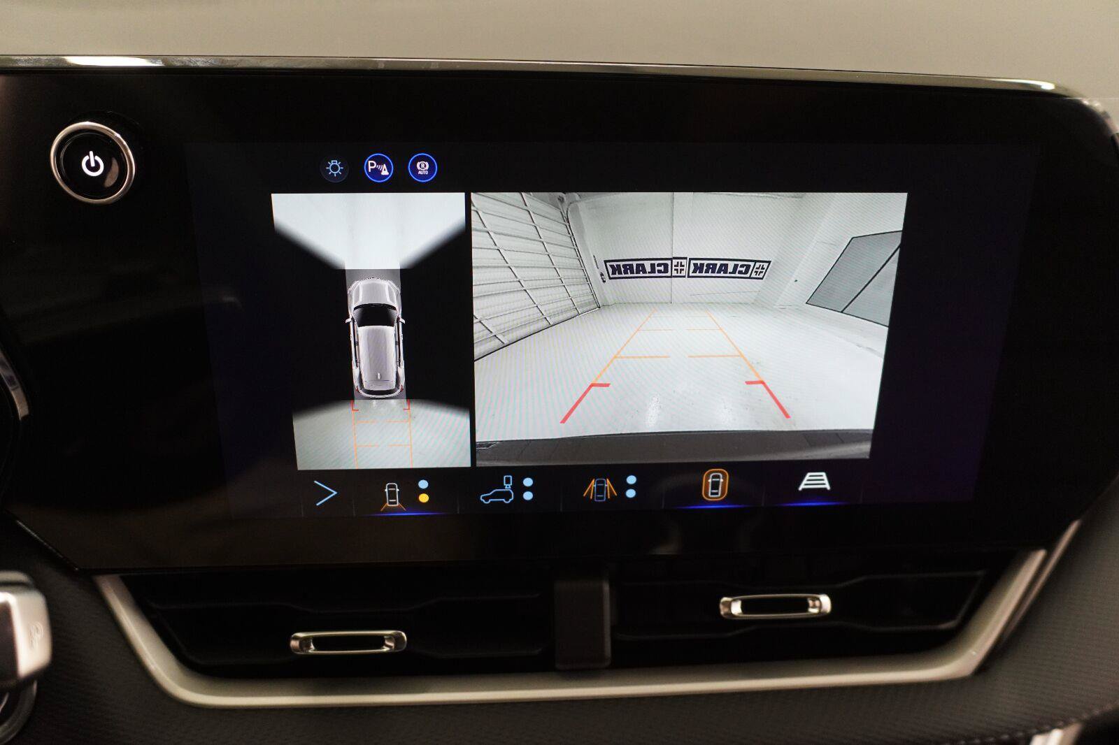 New 2027 Chevrolet Equinox LT w/ Safety and Technology Package FWD image 16