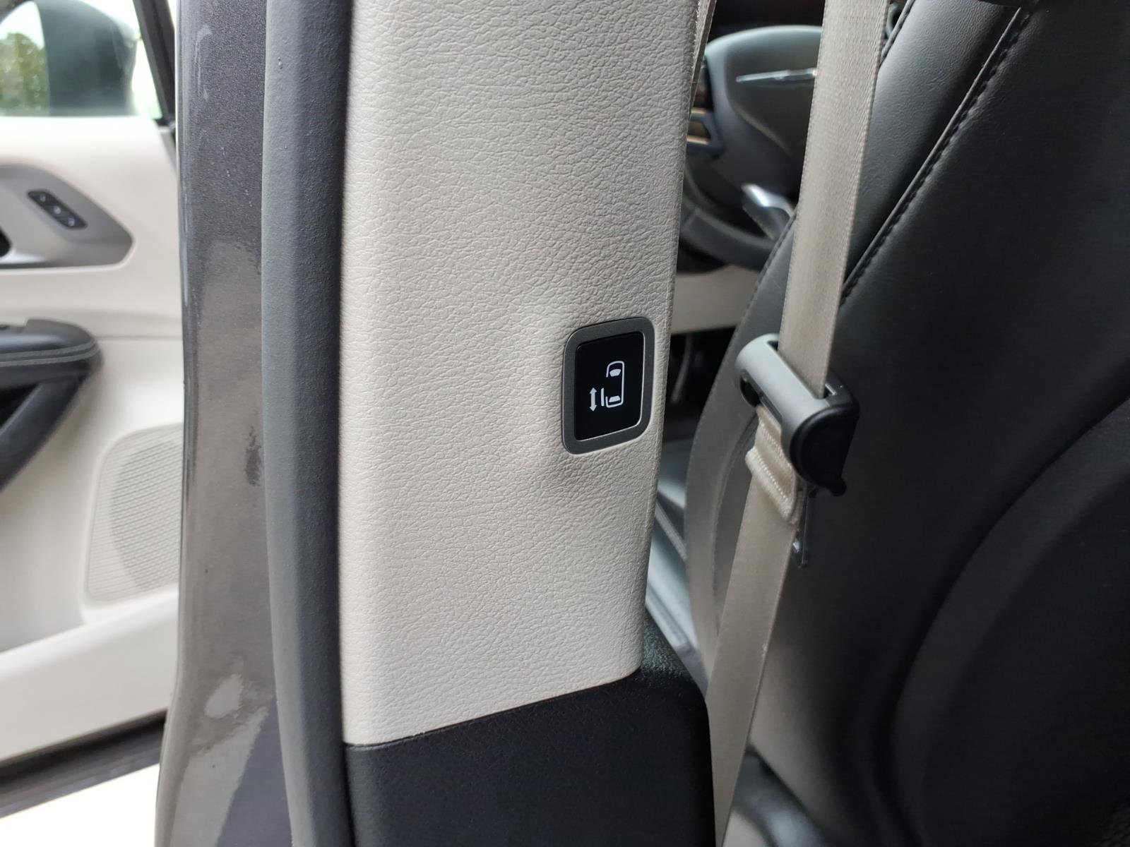 Used 2023 Chrysler Pacifica Touring-L image 16