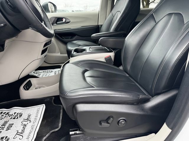 Certified 2023 Chrysler Pacifica Touring-L image 24