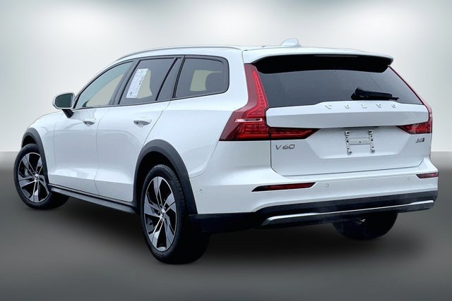 Used 2025 Volvo V60 B5 Cross Country Plus image 10