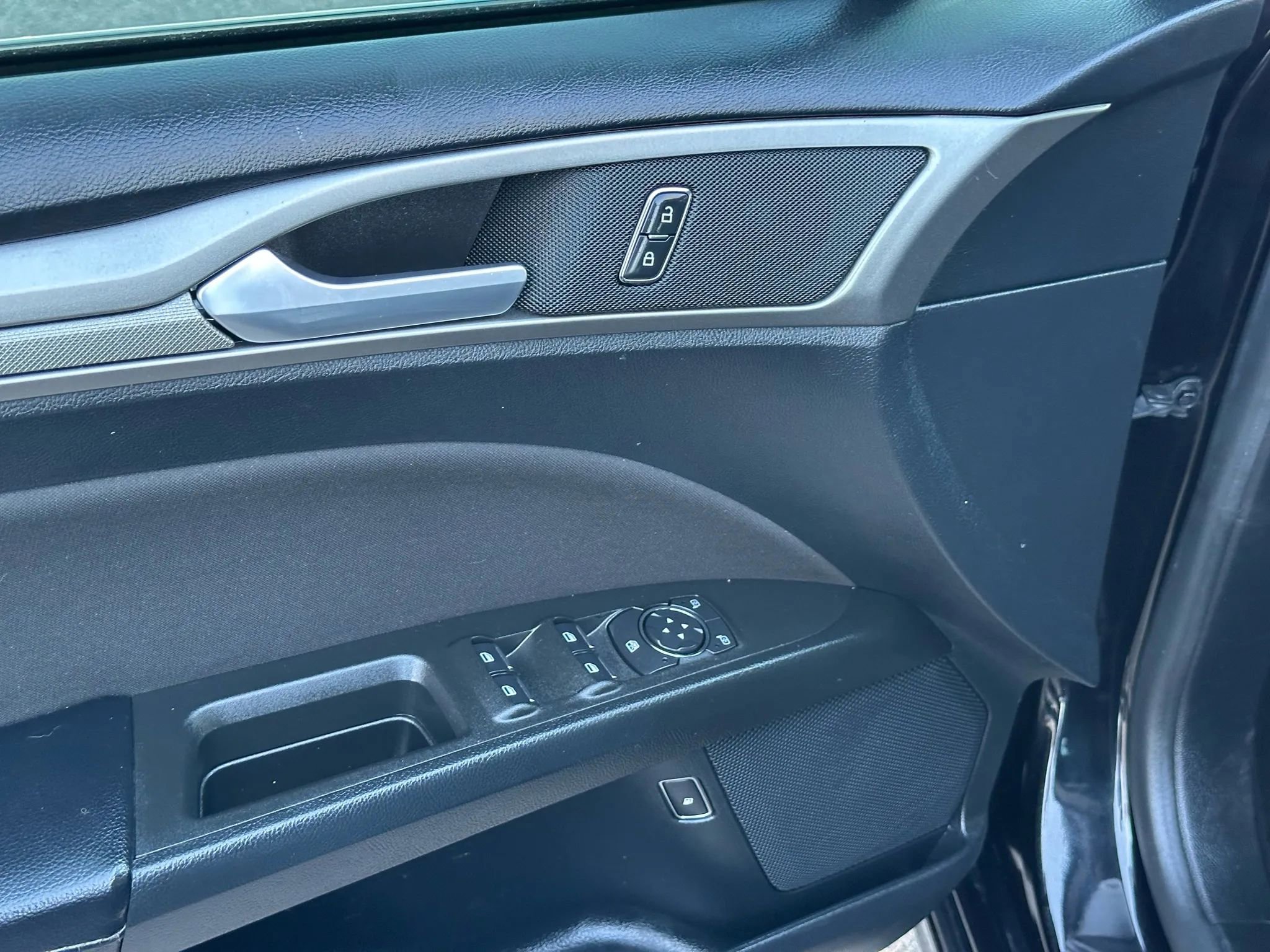 Used 2020 Ford Fusion SE image 12