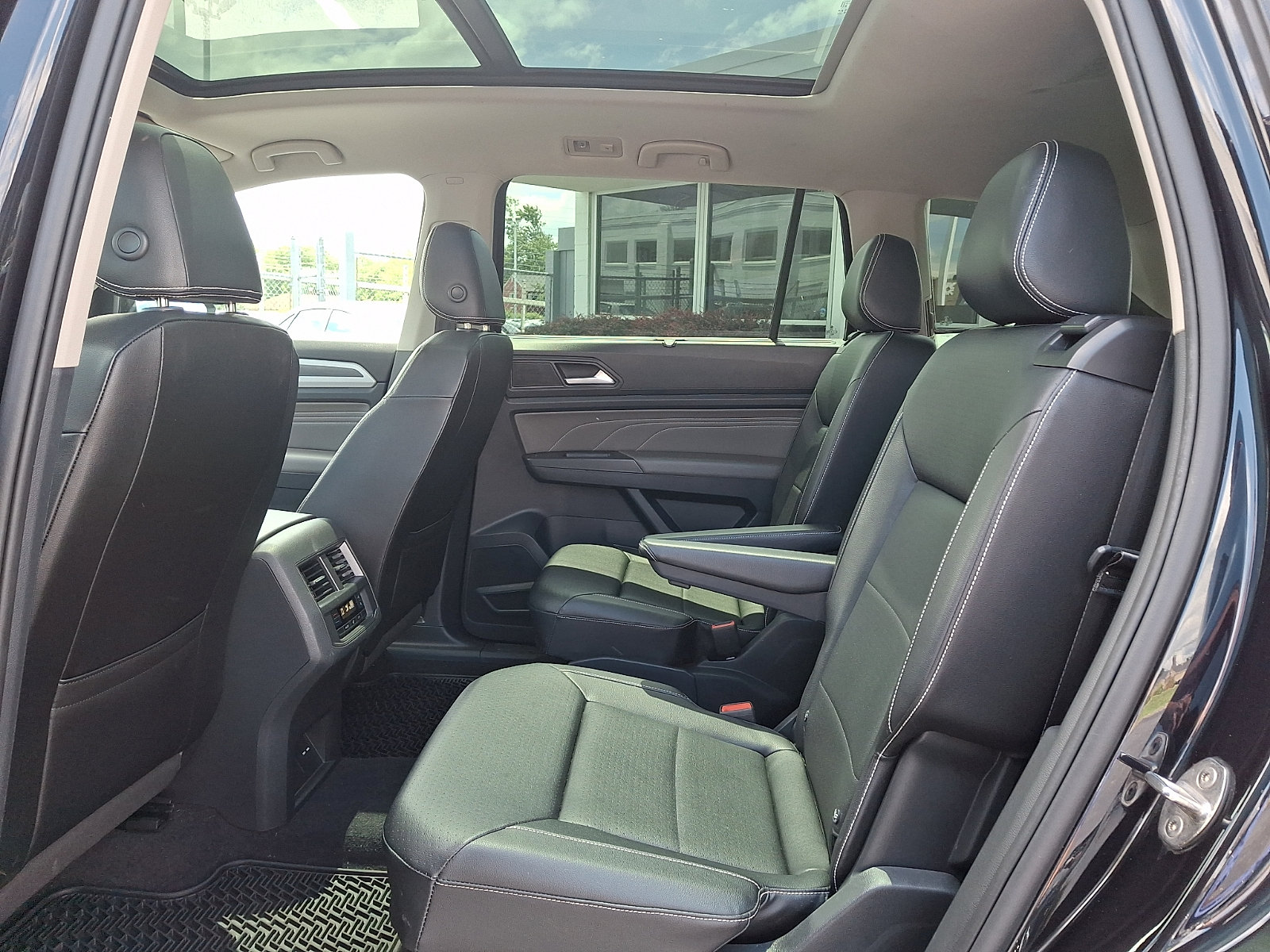 Certified 2023 Volkswagen Atlas SEL R-Line AWD/4WD image 10