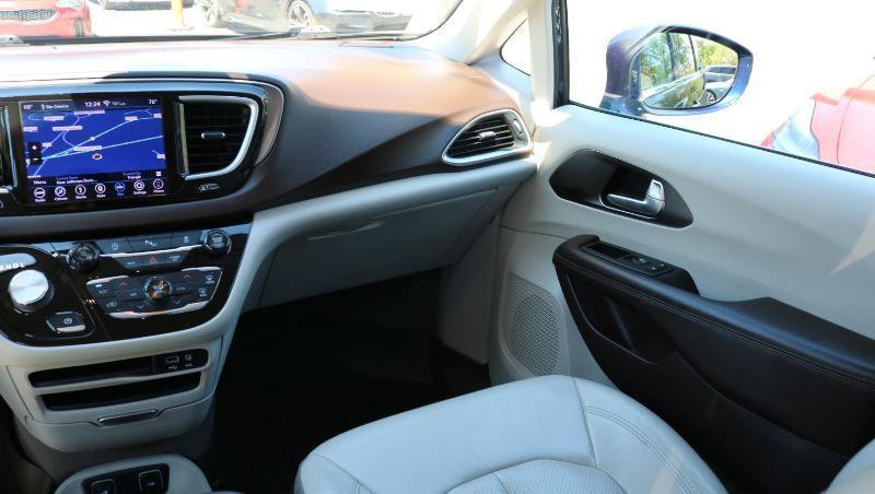 Used 2018 Chrysler Pacifica Touring-L FWD image 25