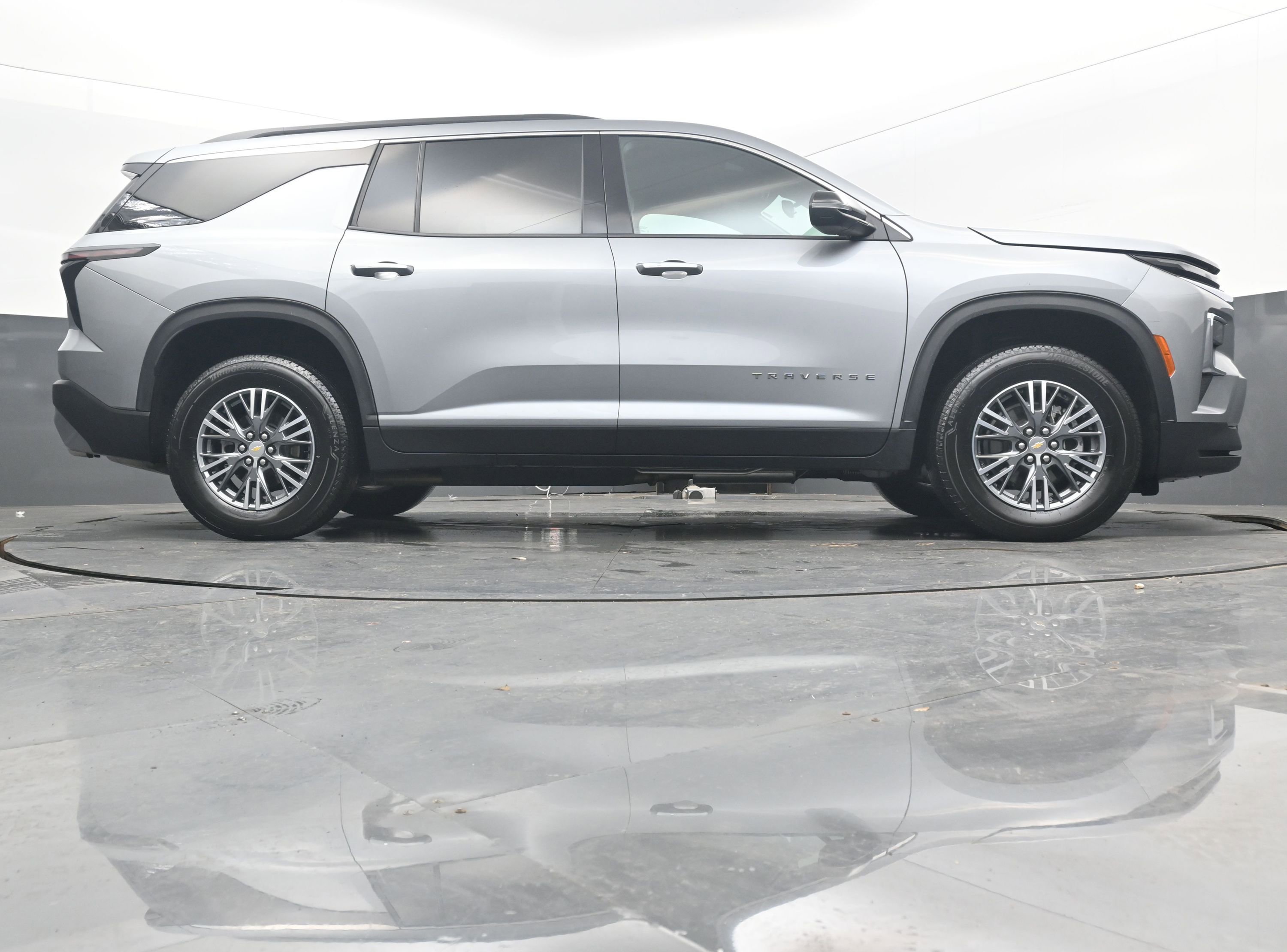 Used 2025 Chevrolet Traverse LT image 18
