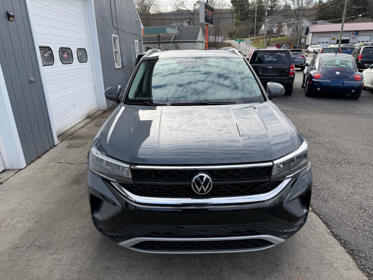 Used 2022 Volkswagen Taos SE image 2