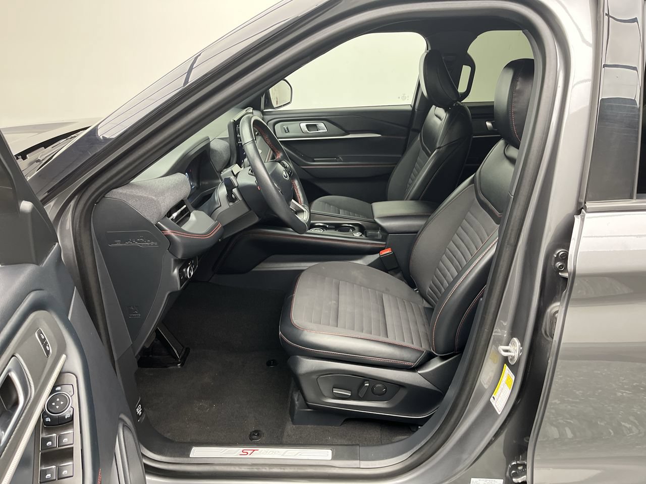 Certified 2025 Ford Explorer ST-Line AWD/4WD image 3
