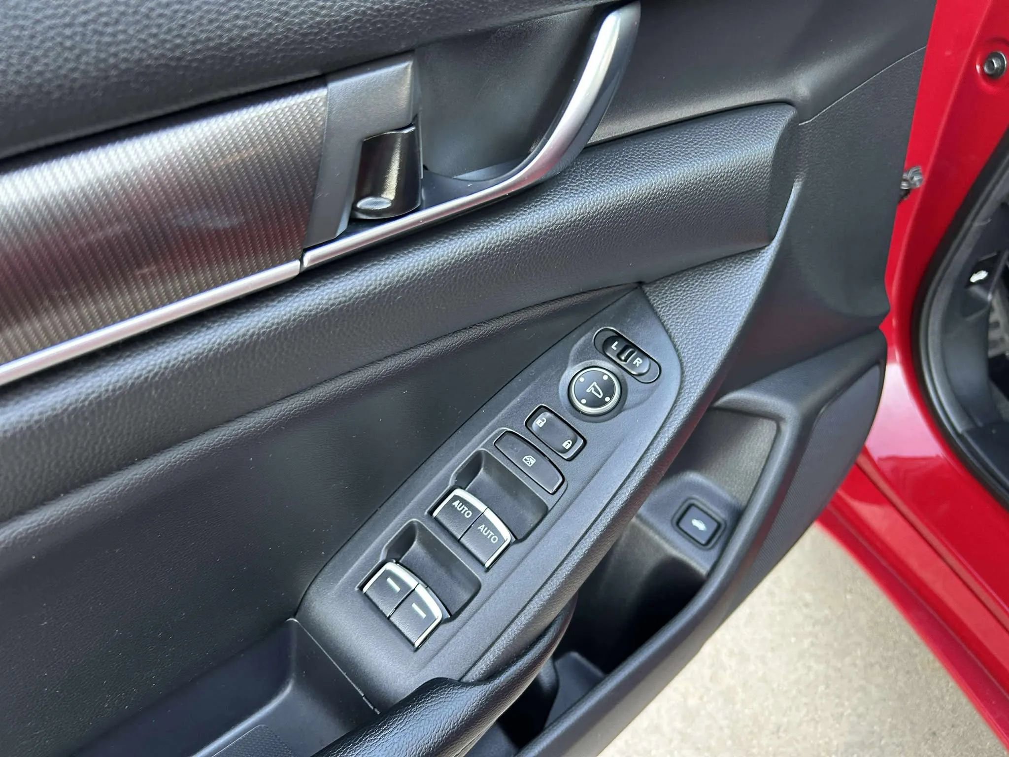 Used 2018 Honda Accord Sport image 11