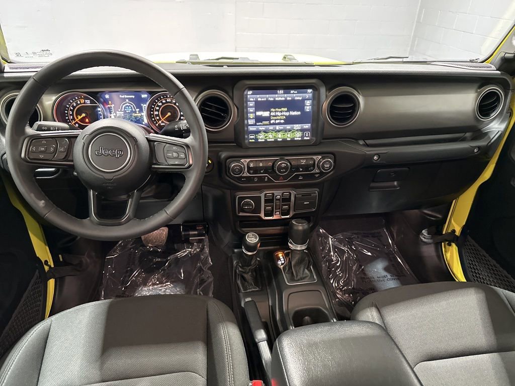 Used 2023 Jeep Gladiator Willys image 7
