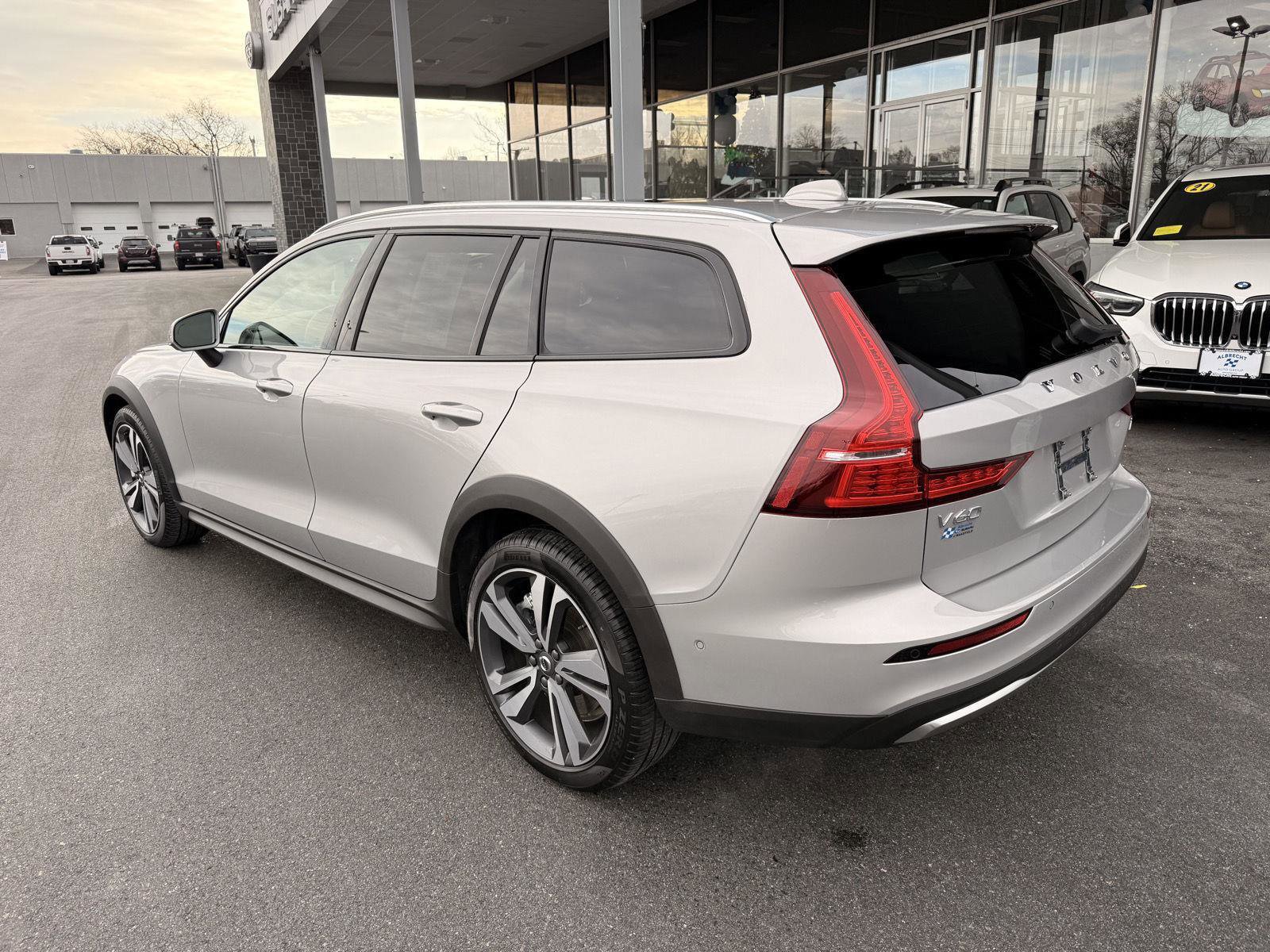 Used 2025 Volvo V60 B5 Cross Country Plus image 3