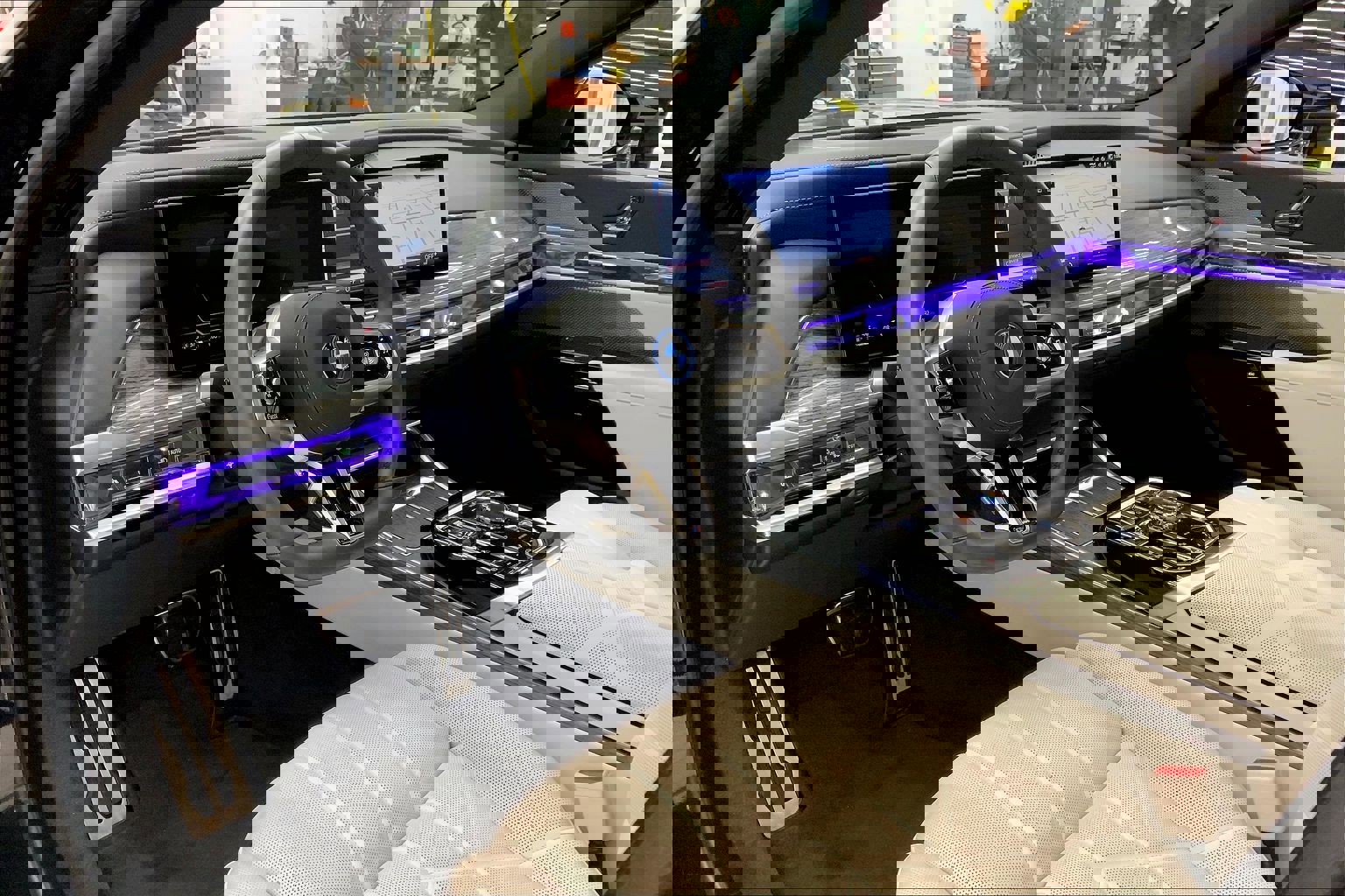 Certified 2024 BMW 750e xDrive w/ Executive Package AWD/4WD image 21