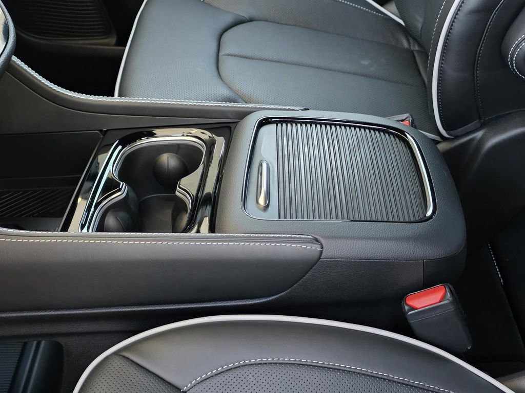 New 2026 Chrysler Pacifica Limited w/ Uconnect Theater Family Group image 9