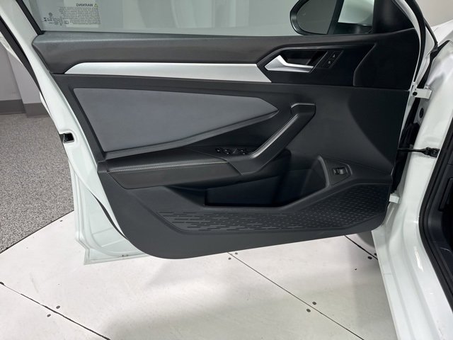 Used 2025 Volkswagen Jetta SE w/ Black Wheel Package image 9