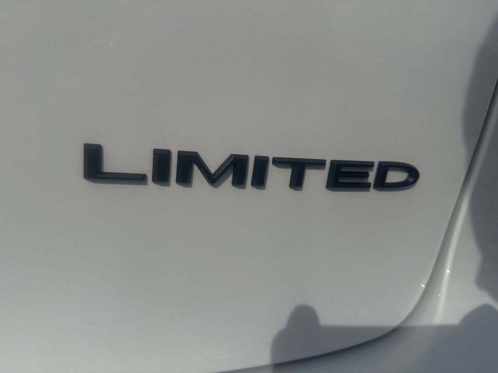 Used 2025 Chrysler Pacifica Limited FWD image 25