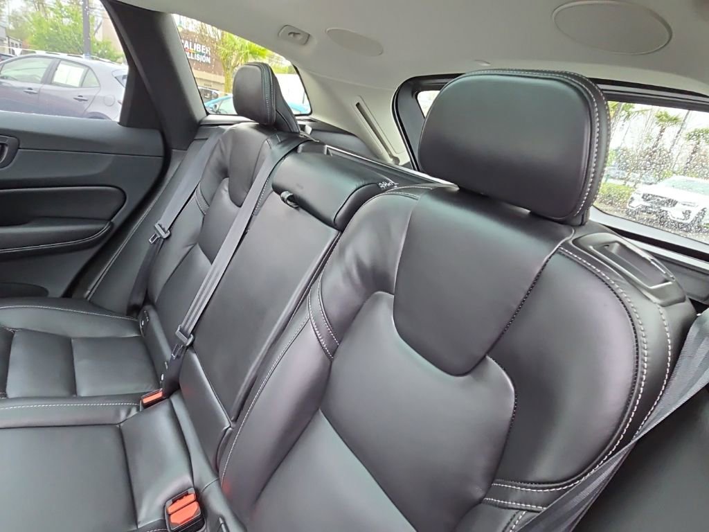 Certified 2023 Volvo XC60 B5 Ultimate w/ Climate Package image 6