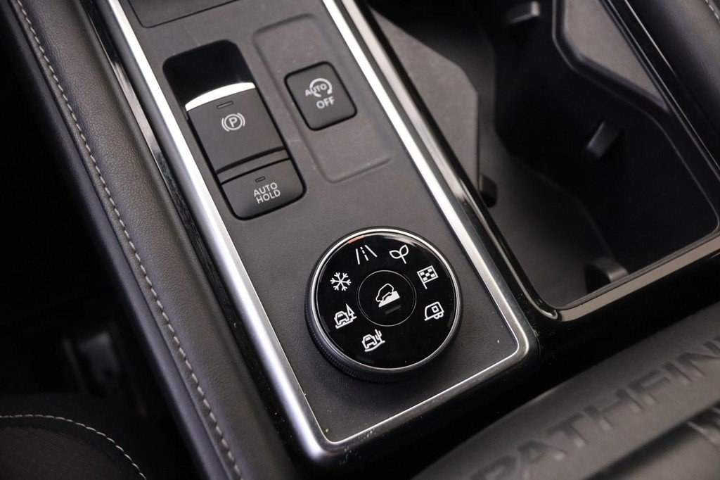Used 2023 Nissan Pathfinder SL AWD/4WD image 22