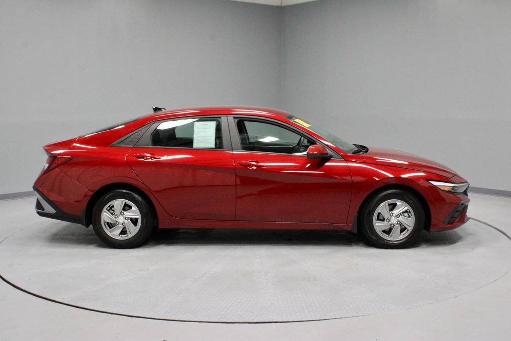 Used 2024 Hyundai Elantra SE FWD image 11