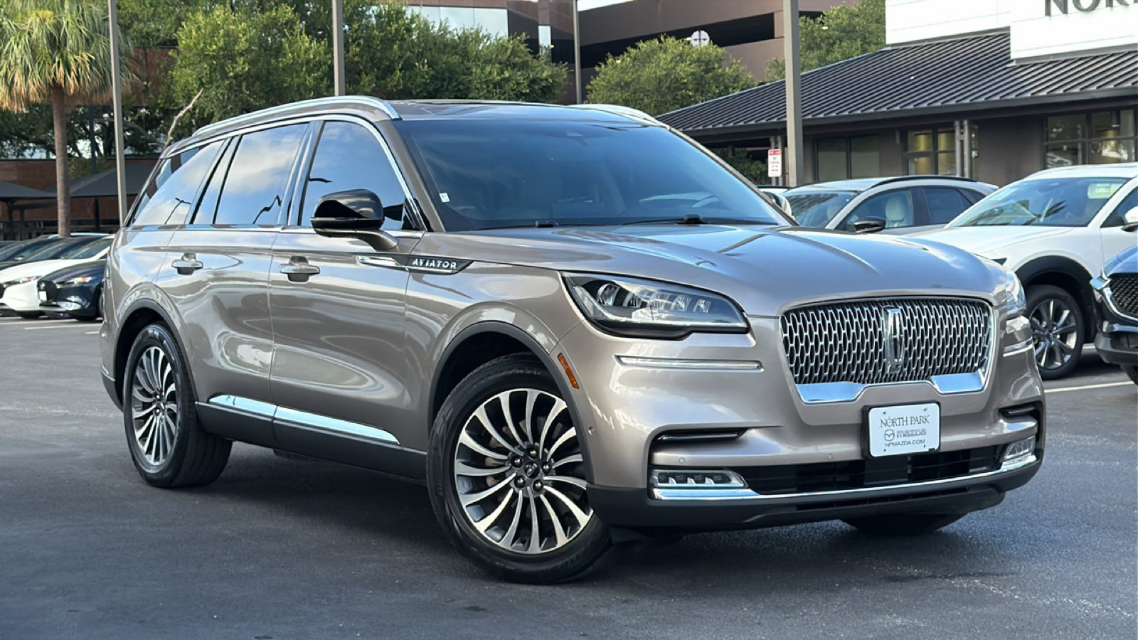 Used 2020 Lincoln Aviator Reserve w/ Equipment Group 201A RWD image 2