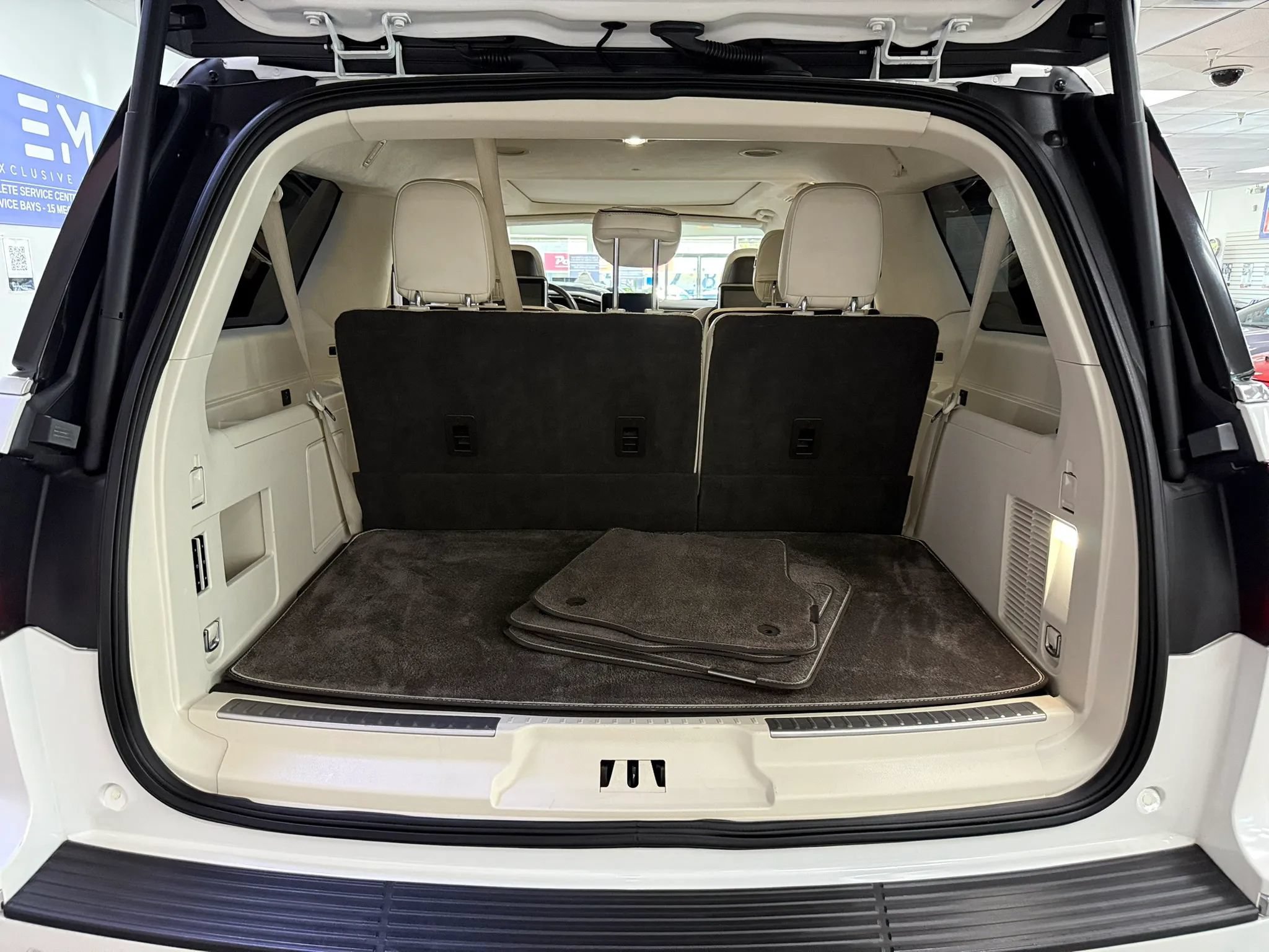 Used 2020 Lincoln Navigator L Black Label w/ Cargo Convenience Package AWD/4WD image 8