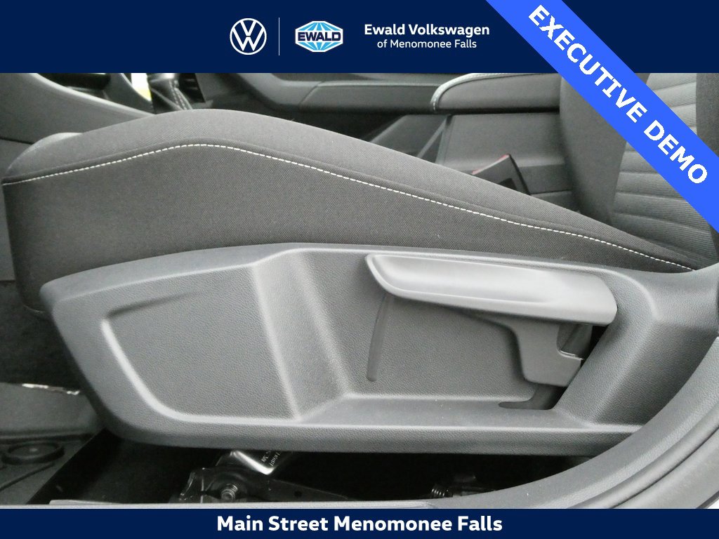 Certified 2025 Volkswagen Jetta S image 9