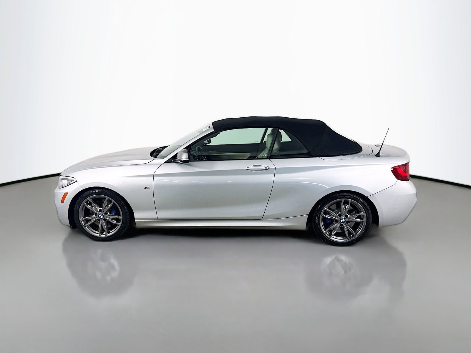 Used 2016 BMW M235i Convertible image 4
