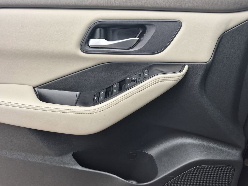 Used 2025 Nissan Rogue SV AWD/4WD image 7