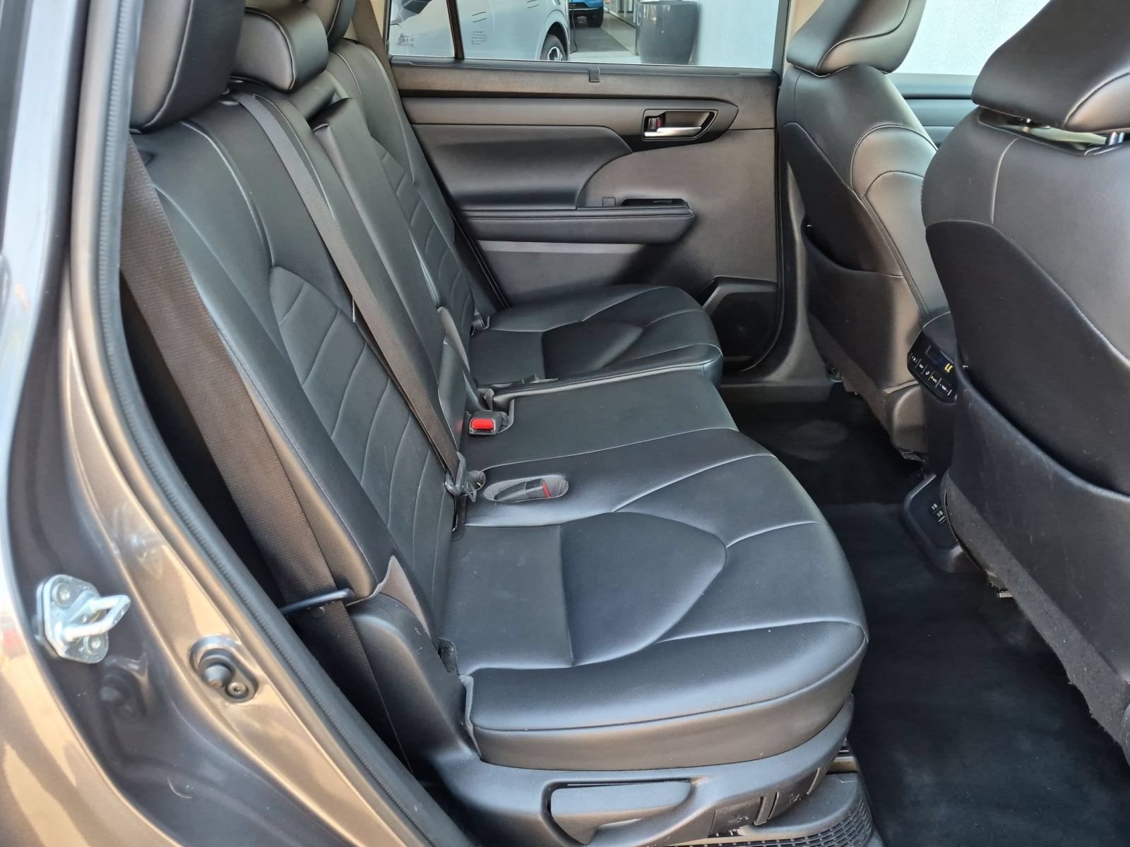 Used 2021 Toyota Highlander XLE FWD image 26