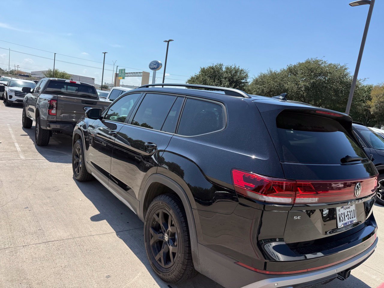 Used 2025 Volkswagen Atlas Peak Edition SE AWD/4WD image 4