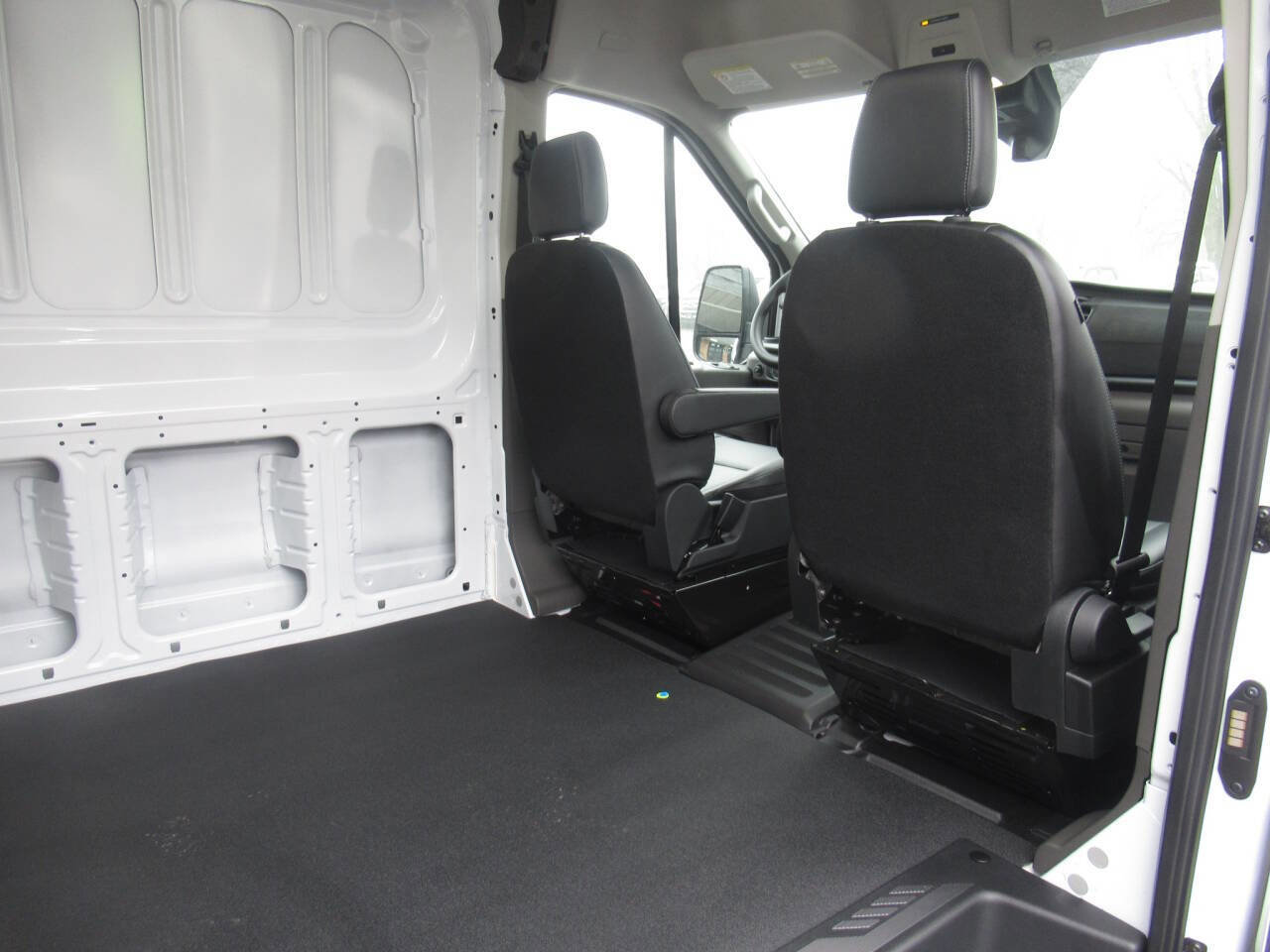 Used 2025 Ford E-Transit 148 Medium Roof image 9
