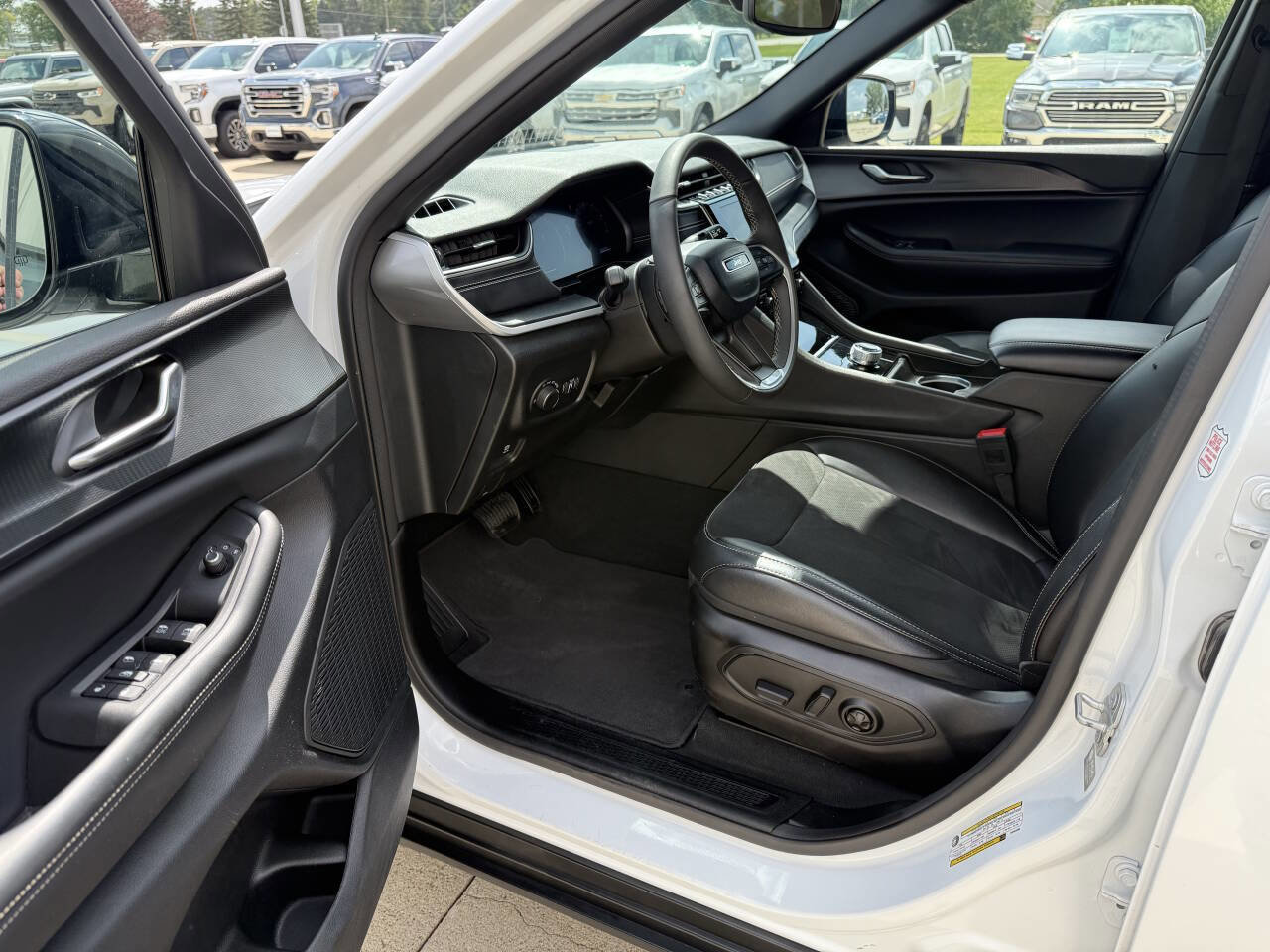 Used 2024 Jeep Grand Cherokee L Laredo image 5