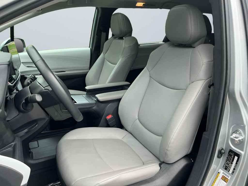 Used 2025 Toyota Sienna XLE FWD image 10