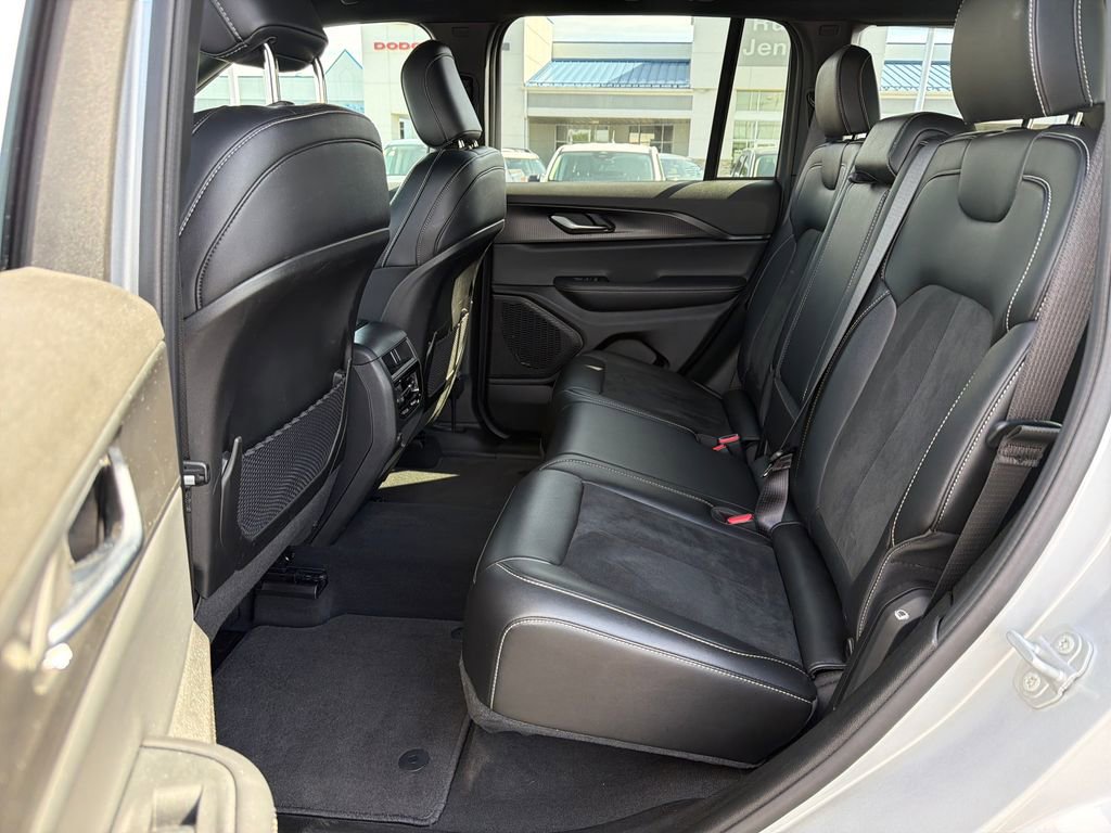 Used 2025 Jeep Grand Cherokee Altitude AWD/4WD image 23