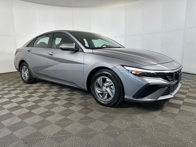 Used 2024 Hyundai Elantra SE image 2