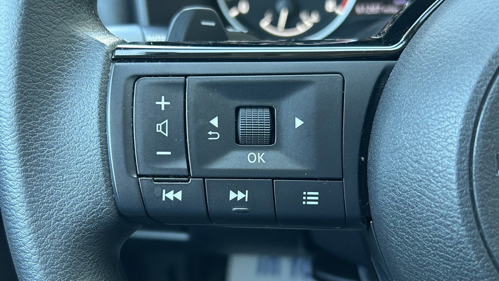 Used 2023 Nissan Rogue SV image 22