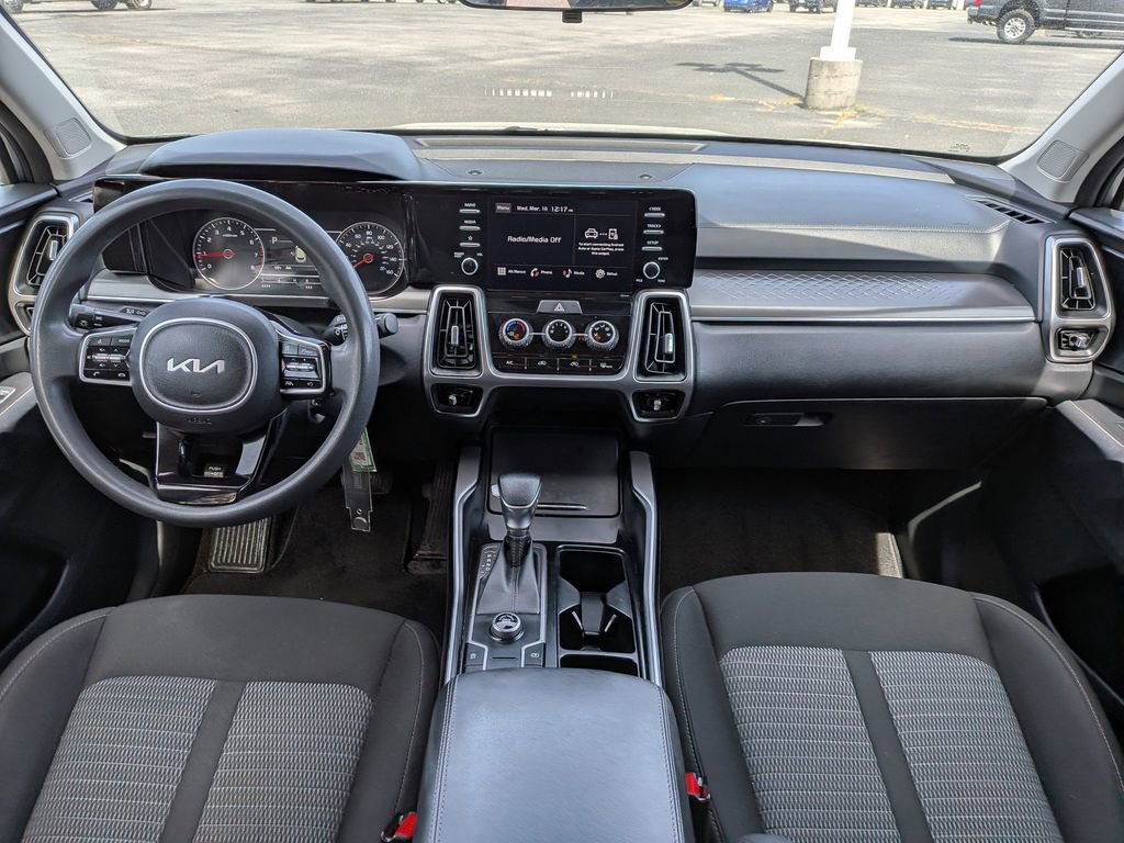 Used 2022 Kia Sorento LX FWD image 2