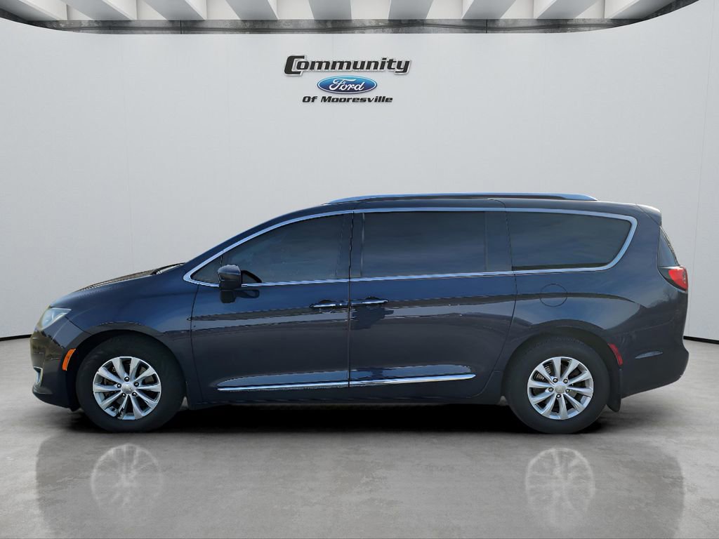 Used 2018 Chrysler Pacifica Touring-L image 5