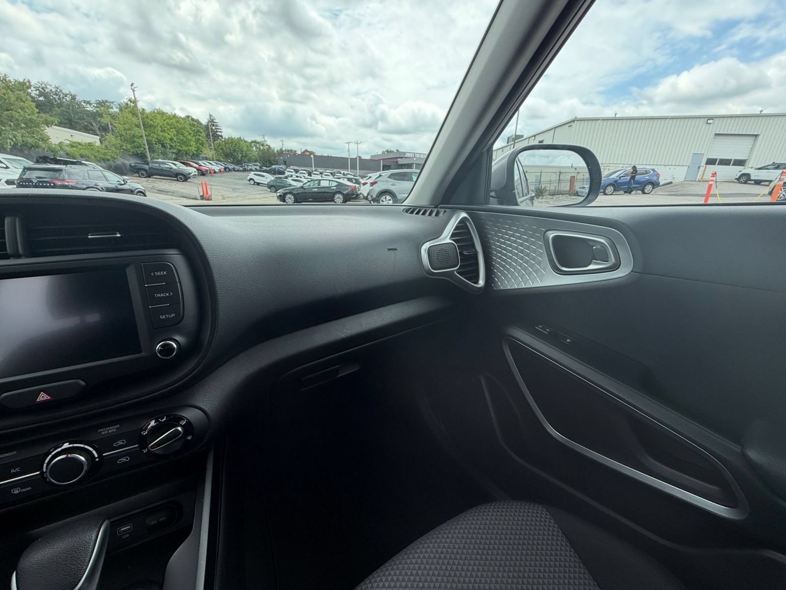 Used 2025 Kia Soul LX w/ LX Technology Package FWD image 34