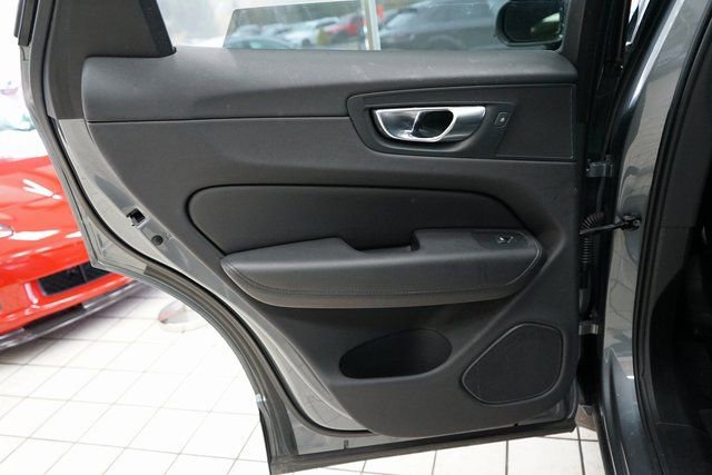 Used 2020 Volvo XC60 T5 Momentum image 47