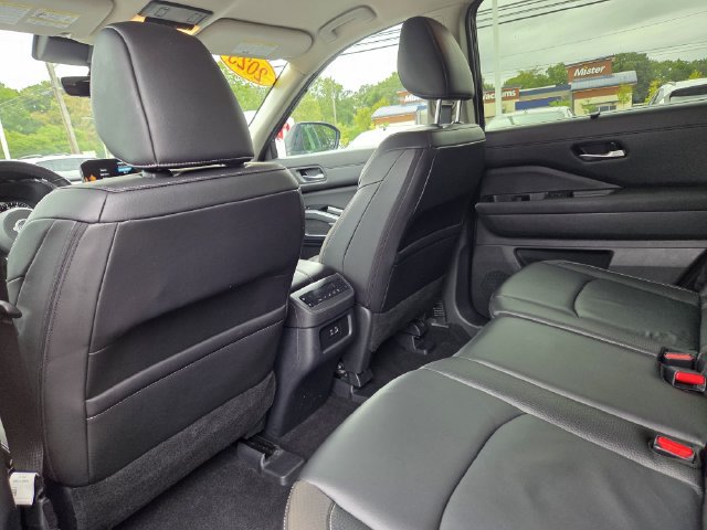 Used 2025 Nissan Pathfinder SL AWD/4WD image 9