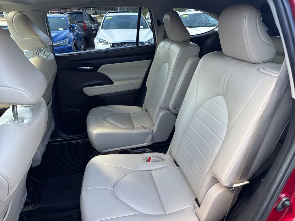 Used 2022 Toyota Highlander XLE AWD/4WD image 39